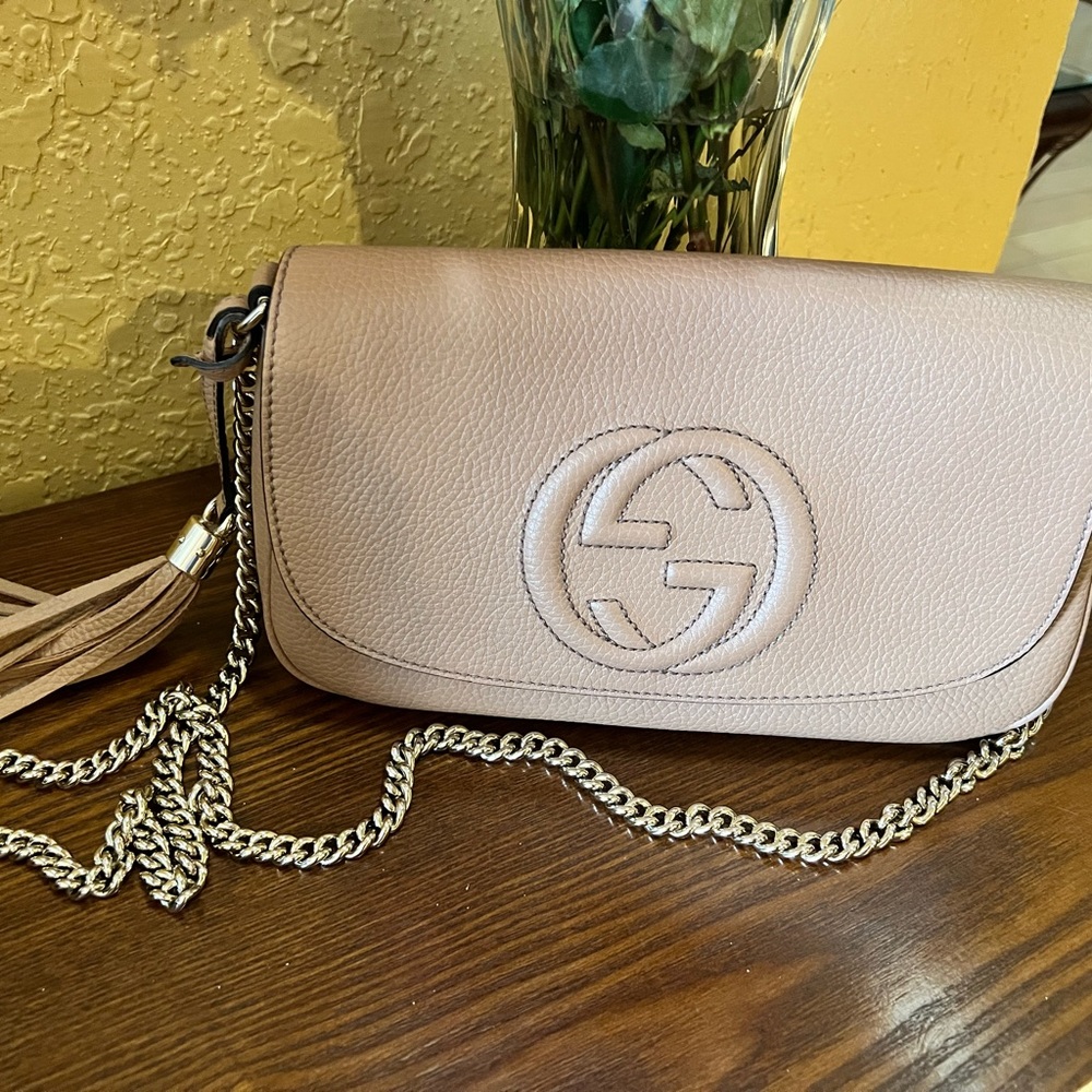 Gucci pebbled calfskin medium Soho flap Crossbody Camelia bag. Beige.